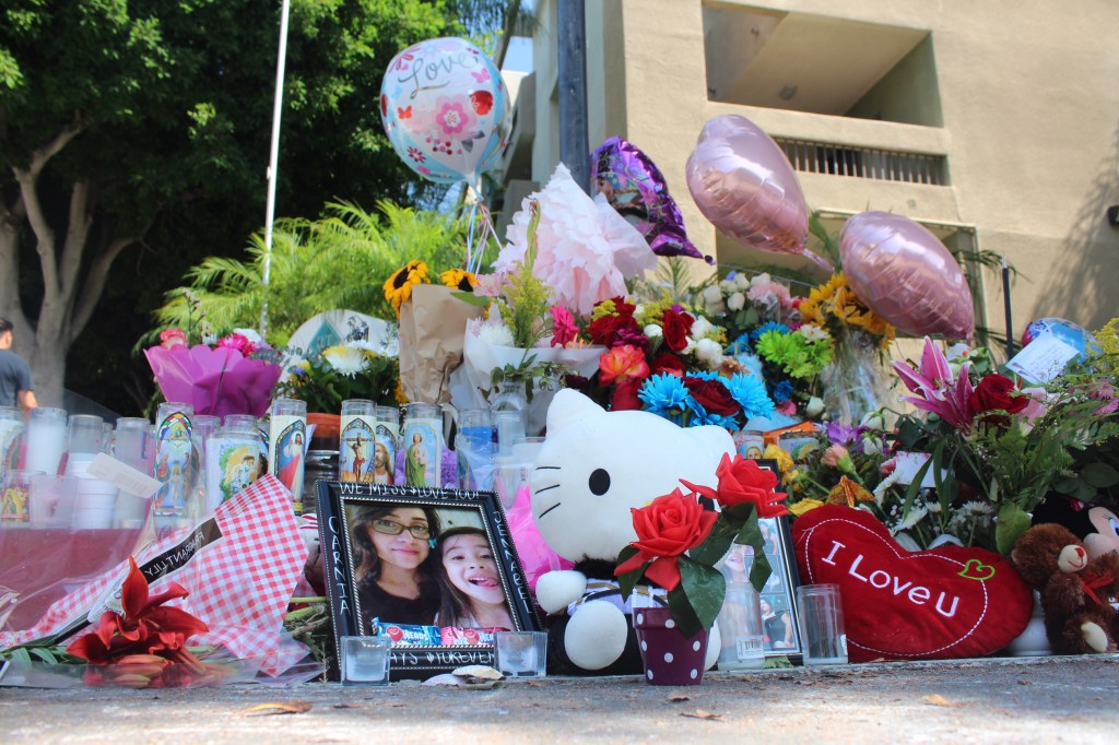 Más flores y muñecos de peluche han sido depositados en la escena del doble crimen, donde fueron asesinadas Carina Mancera y su hija Jennabel.