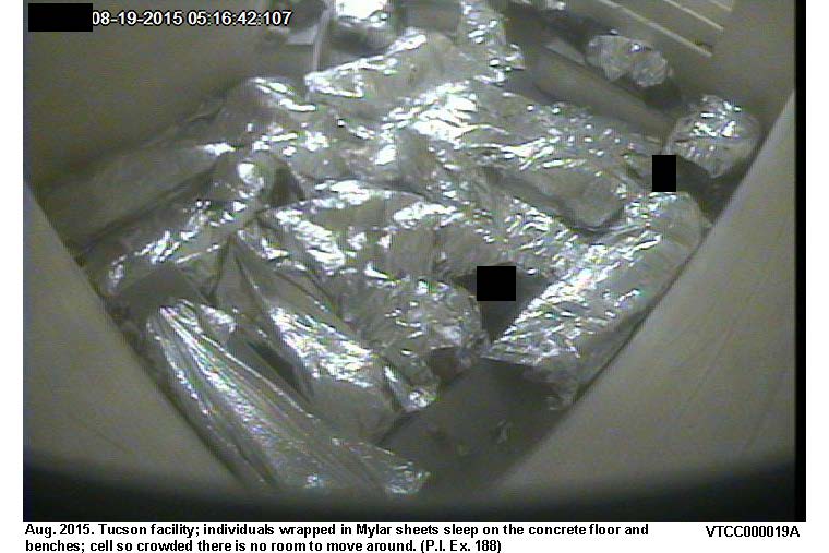 Celdas de la patrulla fronteriza llenas de migrantes, hacinados hasta el punto de no poder acostarse para dormir (Tucson)
