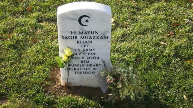 Khan está enterrado en el Cementerio de Arlington, en Virginia.
