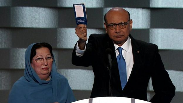 Ghazala Khan junto a su esposo Khizr Khan durante la Convención Demócrata.