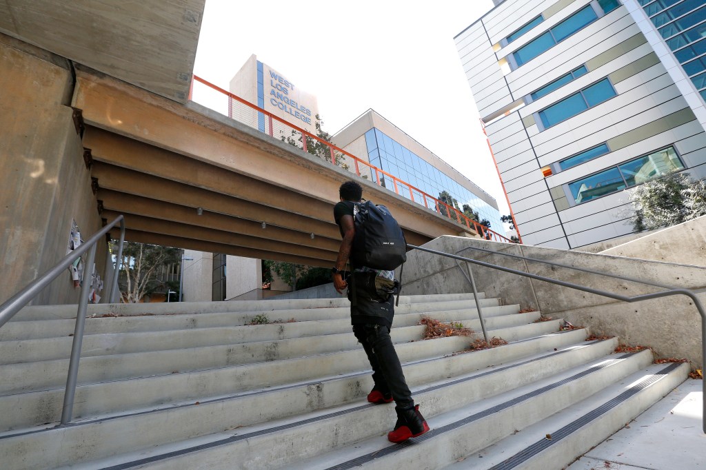 El campus de West Los Angeles College tiene varias escaleras por estar situado en una colina. (Aurelia Ventura/ La Opinion)