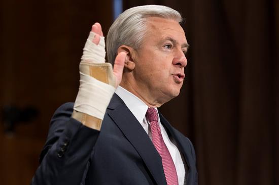 John Stumpf, CEO de Wells Fargo, compareció ante el Comité de Banca del Senado, quienes exigieron su renuncia (Foto: EFE)