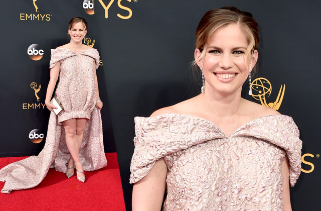 PEOR: ¿Qué es esto? Anna Chlumsky de "VEEP" definitivamente fue la peor vestida de la noche. Parece ser que descolgó una cortina y se hizo el atuendo. Además debido a su estatura, el corte y volumen del vestido la hace ver aún más bajita.