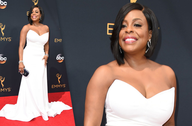 MEJOR: Niecy Nash de las series "Getting On" y "Scream Queens" en la alfombra roja de los Premios Emmy 2016