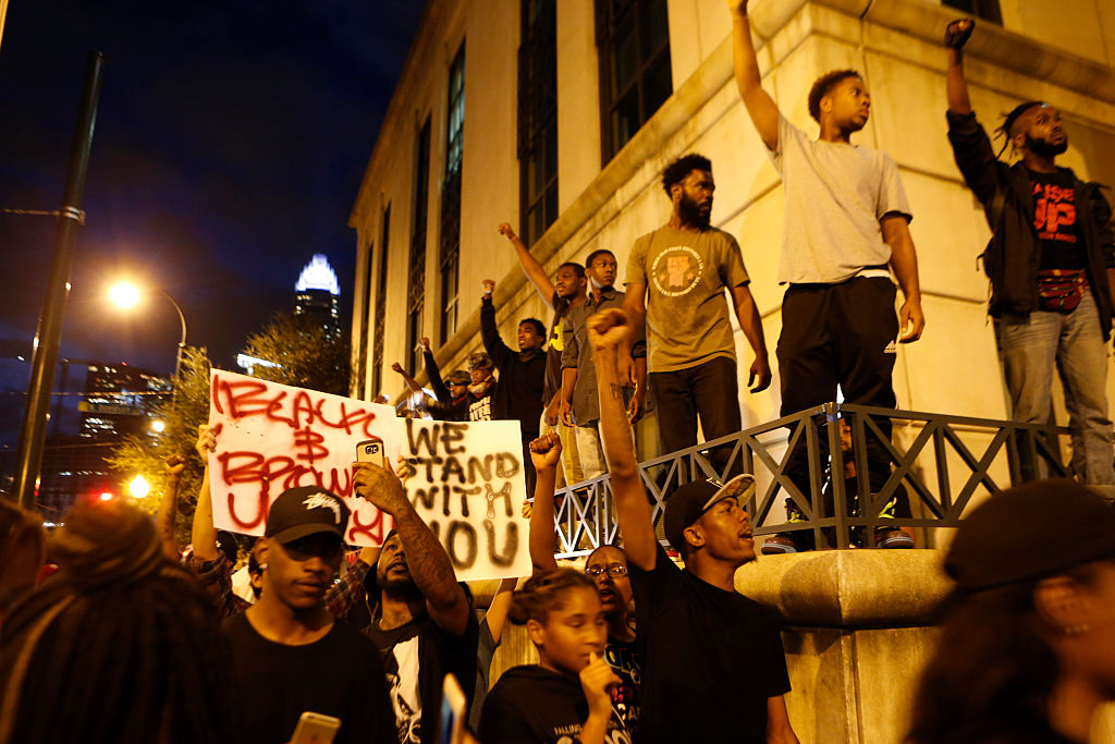 Residentes y activistas protestan por la muerte de Keith Scott en Charlotte.