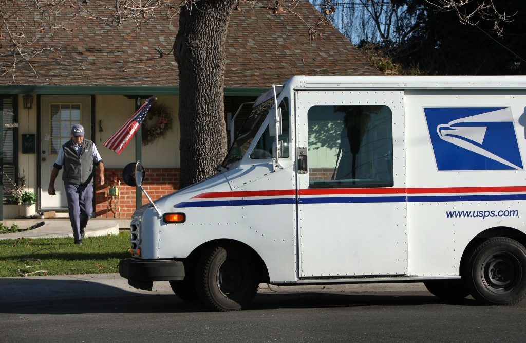 El Servicio Postal de Estados Unidos contratará a miles de personas para afrontar el aumento de la correspondencia durante las fiestas (Foto: Getty Images)