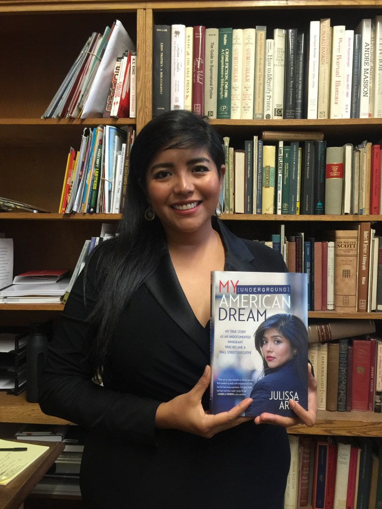 Julissa Arce tras la entrevista con este diario en la librería Strand de Nueva York./A. B. N.