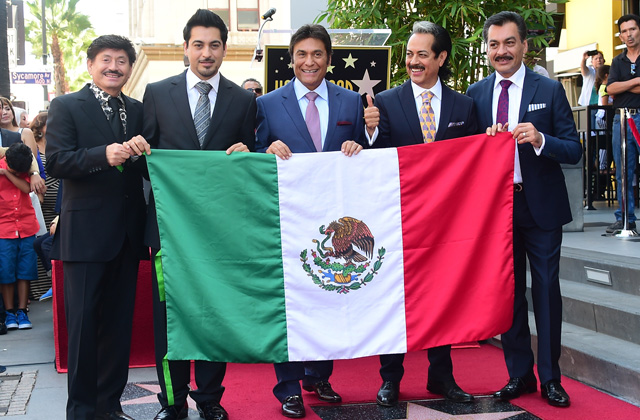 Los Tigres del Norte con la bandera de México