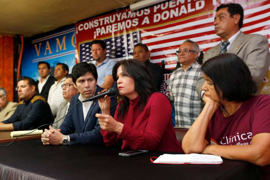 Activista proinmigrantes durante una conferencia de prensa reciente. (Aurelia Ventura/ La Opinion)