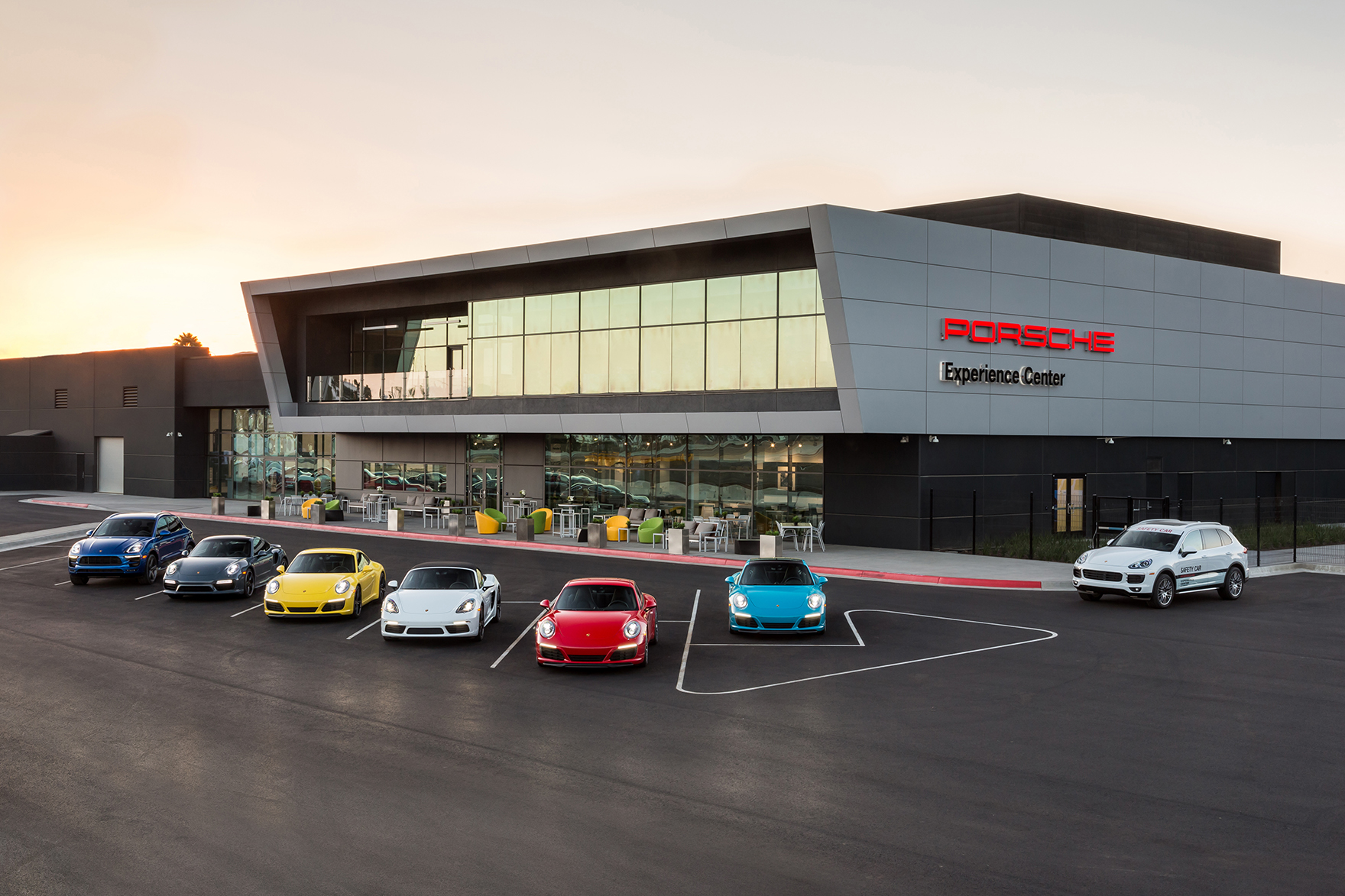 Exterior del Porsche Experience Center en Carson.