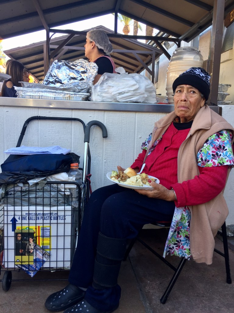María Luisa Ayala, una anciana sin hogar recibió un plato de comida por el Día de Acción de Gracias en la parroquia de la Placita Olvera. (Araceli Martínez/La Opinión).