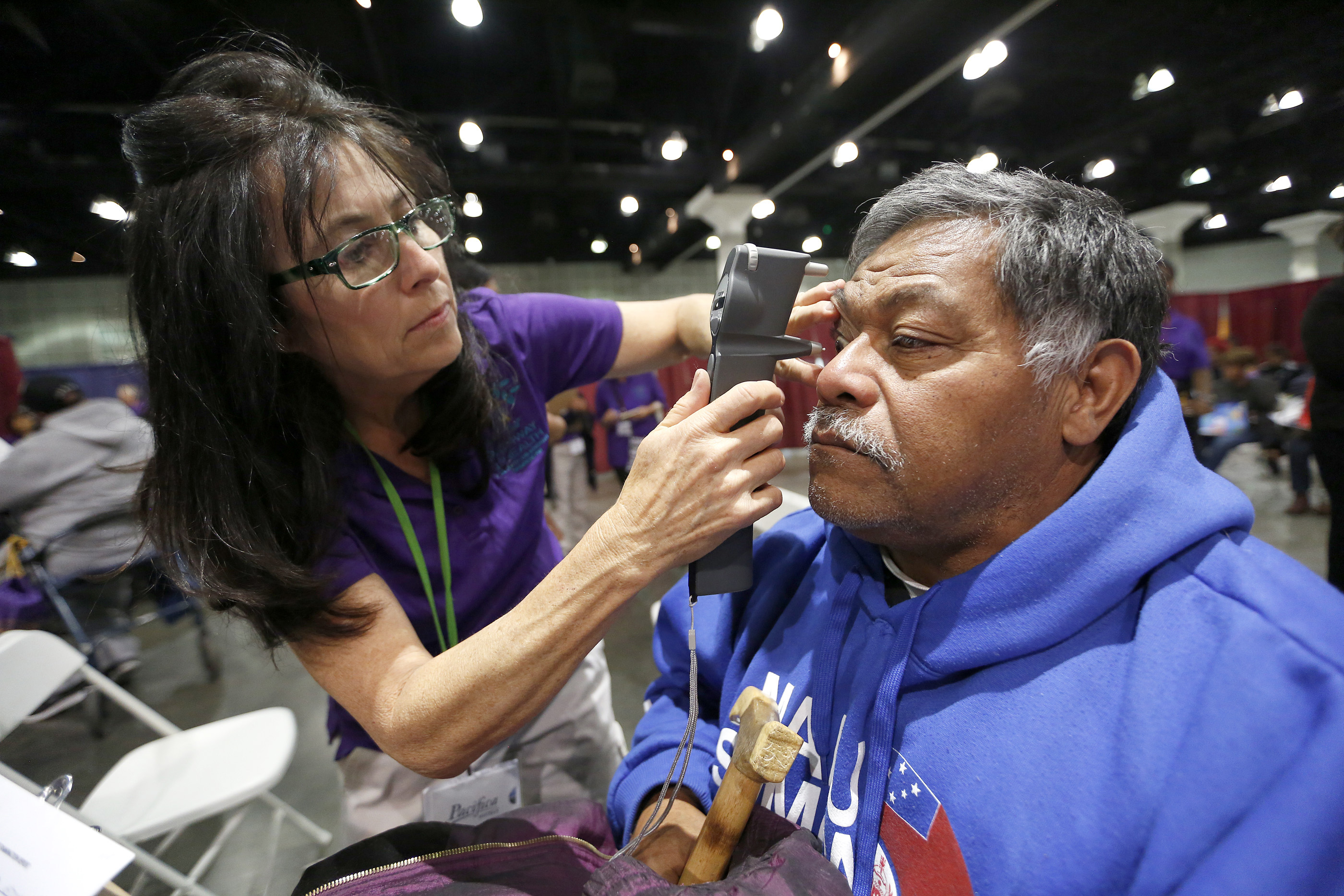 04/27/16/ LOS ANGELES/ The three-day health care clinic opened today at the Los Angeles Convention Center plans to offer free medical care to all patients who show up from 7 a.m. to 4 p.m. Wednesday and Thursday, and from 7 a.m. to noon on Friday. Nearly 12,000 patients are expected to be treated and receive free services that would include crowns, root canals and extractions in the dental arena. Pediatrics, vaccinations, varied gynecologic procedures, echocardiograms, EKGs and more, according to the Your Best Pathway to Health. (Photo Aurelia Ventura/ La Opinion)