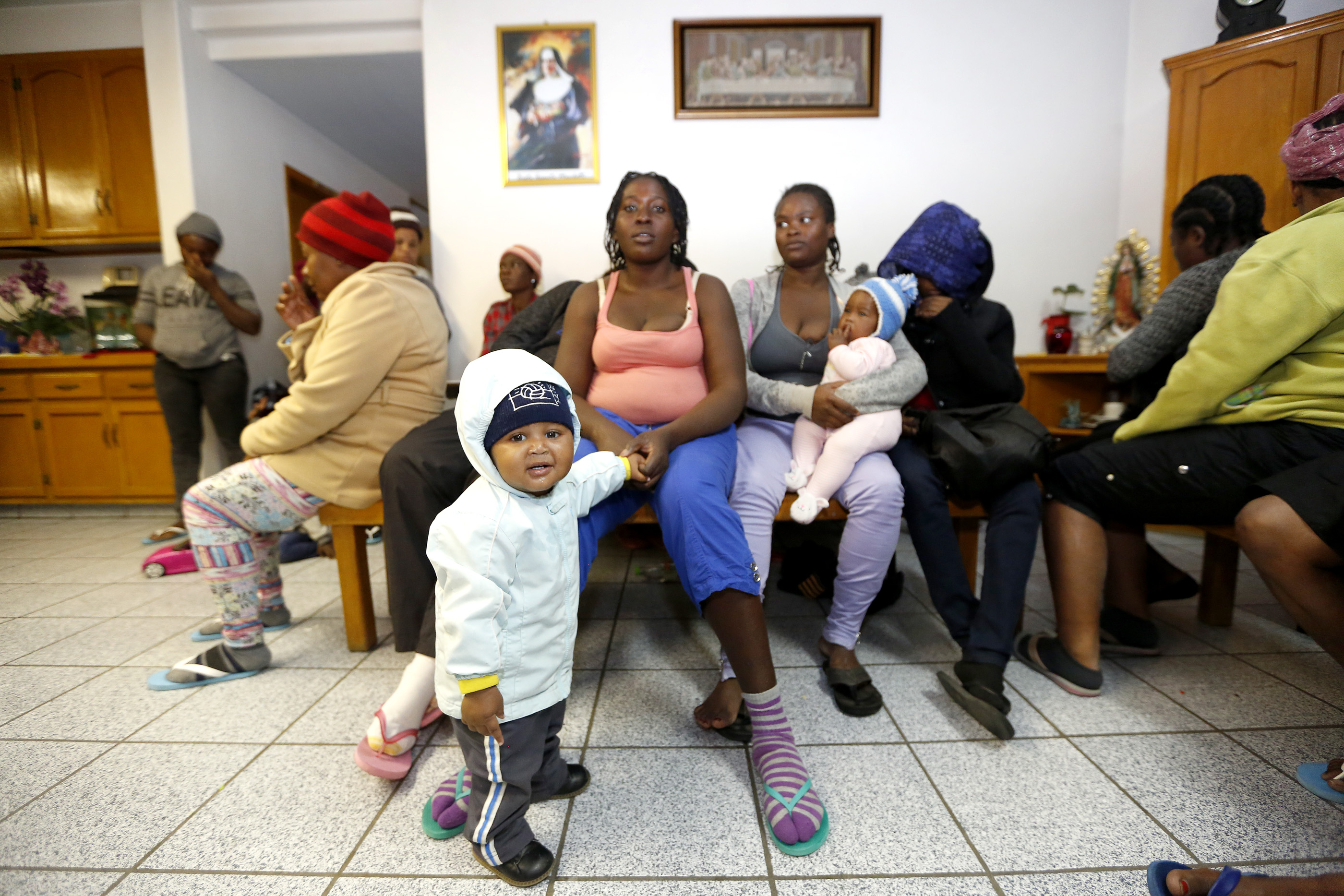 12/08/16/ TIJUANA/Haitian refugees with their young children seek shelter at Centro Madre Assunta in Tijuana. An unprecedented arrival of Haitians and others seeking entry into the United States in recent weeks has sent Tijuanas migrant shelters scrambling to find beds, blankets, food and other necessities to serve this increase of people awaiting processing by U.S. authorities. (Photo Aurelia Ventura/ La Opinion)