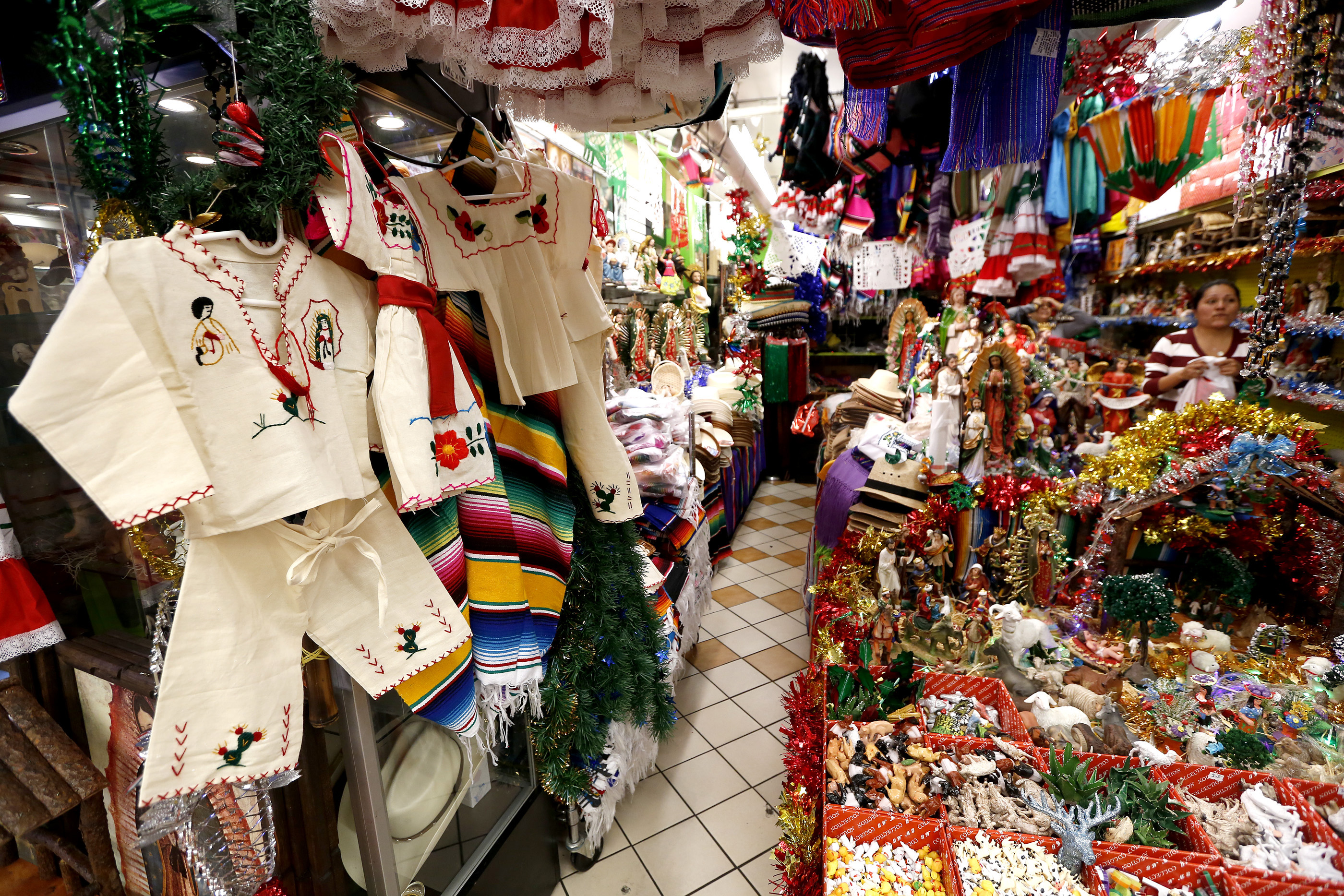 Latinos católicos de todo el sur de California acuden a esta tienda a comprar trajes hechos a mano, imágenes de la Virgen y libros de cantos (Foto: Aurelia Ventura/La Opinión)