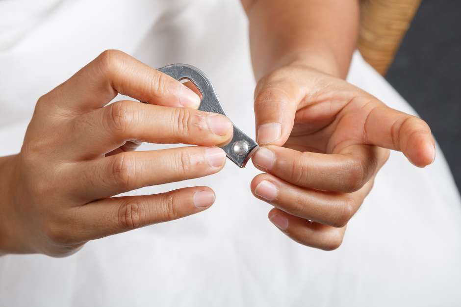 Los corta uñas y las rasuradoras son personales, al compartirlas se umenta el riesgo de transmisión de infecciones, tales como Hepatitis C y ciertas infecciones de estafilococo. 