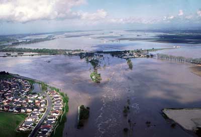 El río Salinas en marzo de 1995, desbordado tras las lluvias Foto: Monterey County Water Resources Agency)