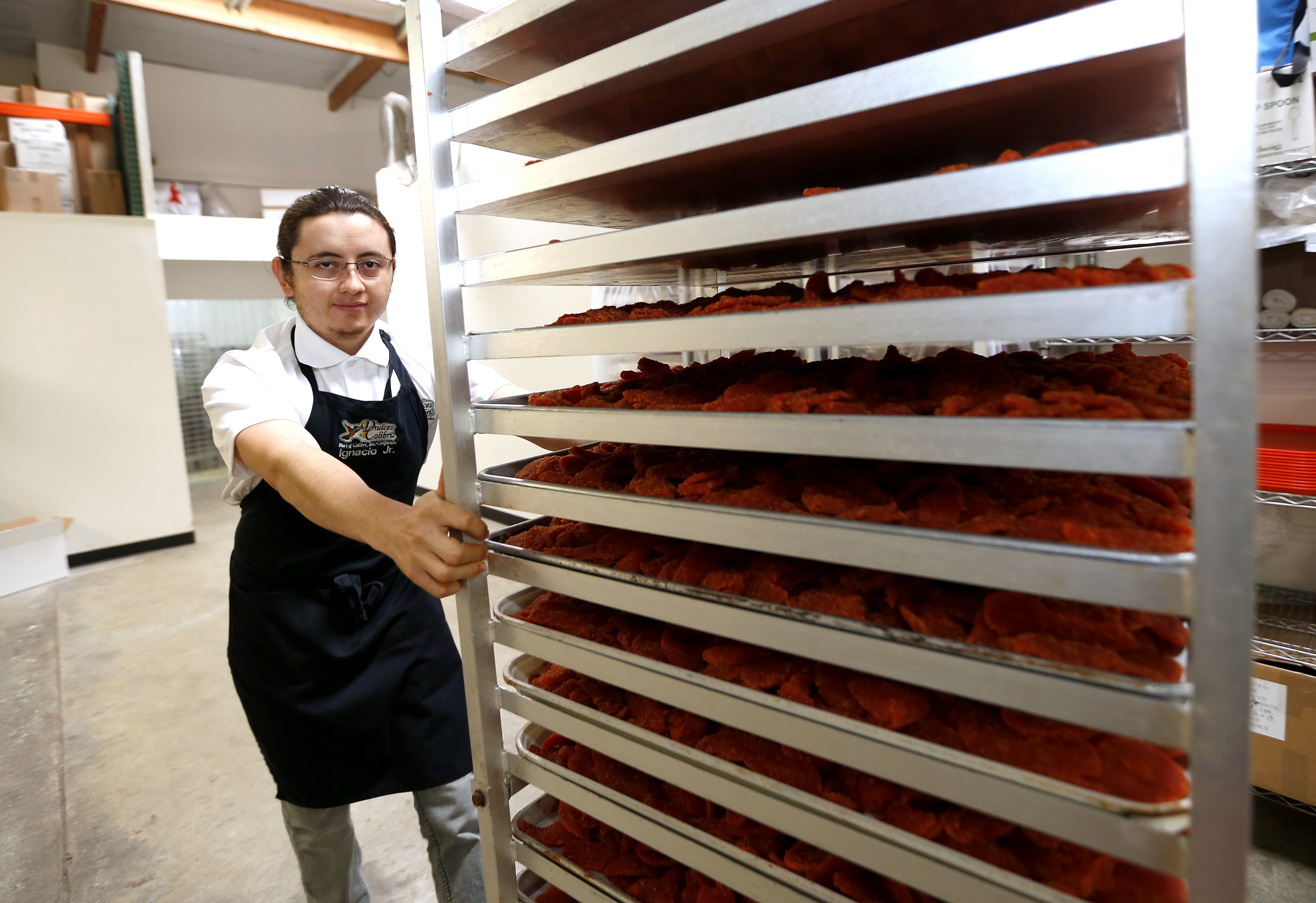02/08/17/ LOS ANGELES/ Entrepreneur immigrant Ignacio Jr. Viramontes with his siblings are joining the family business, mango slices coated with chili, at their factory in Gardena. (Photo Aurelia Ventura/ La Opinion)