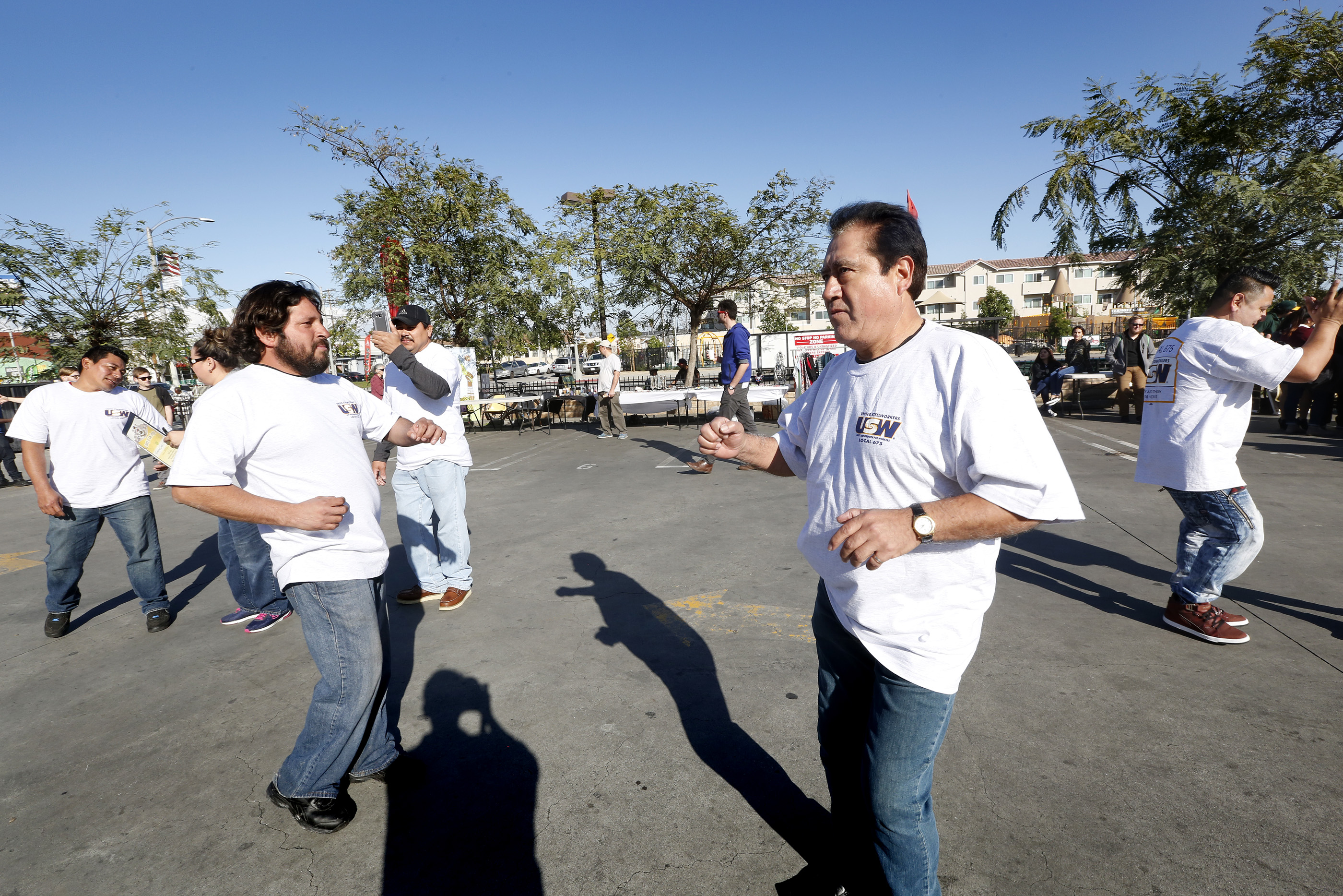 02/22/17 /LOS ANGELES/ Vermont Gage Carwash worker owners celebrate with the community their anniversary and their union contract. The celebration included music from Los Jornaleros del Norte, vendors, merchandise from other local cooperatives, to celebrate the hard working spirit of this unique group of car washeros. (Photo Aurelia Ventura/La Opinion)