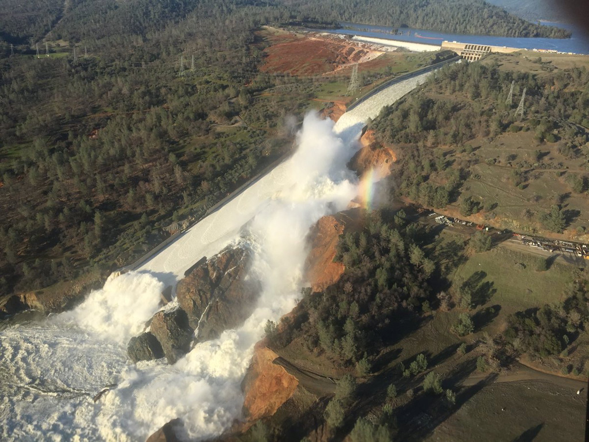 Parte dañada de la represa Oroville. (Foto: Departamento de Recursos Hídricos de California)