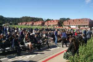 Una nutrida concurrencia acudió a la inauguración del Centro de Visitantes del Parque Presidio, en la Bahía de San Francisco justo a un costado del Golden Gate. (Fernando A. Torres / La Opinión de la Bahía)