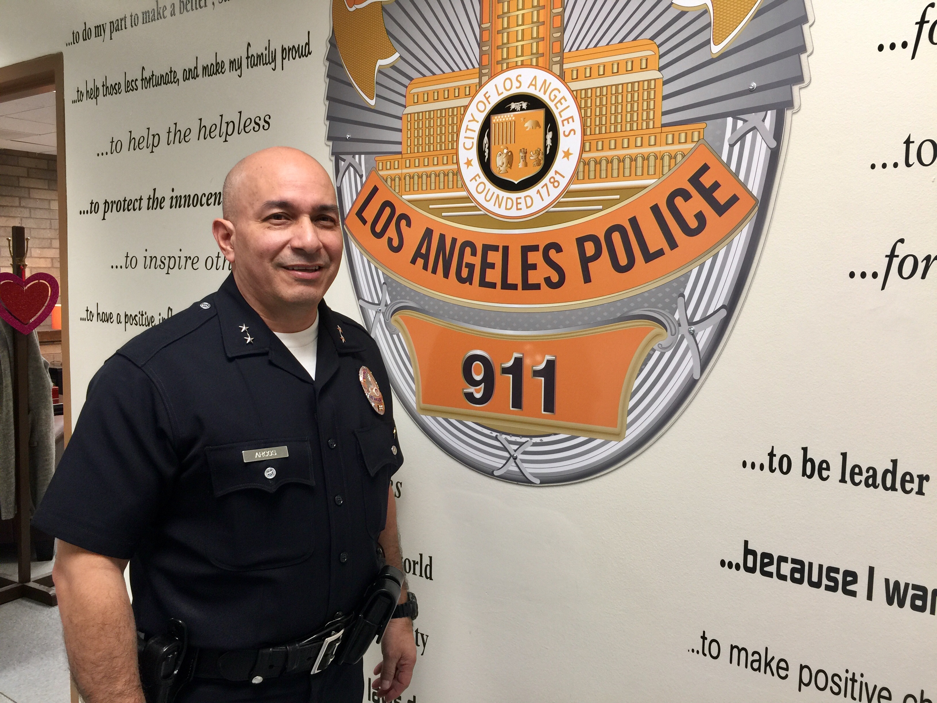 Robert Arcos, subjefe encargado de la oficina Central y enlace de la comunidad latina del Departamento de Policía de Los Ángeles (LAPD) pide a la comunidad latina inmigrante que no tengan miedo. (Araceli Martínez/La Opinión).