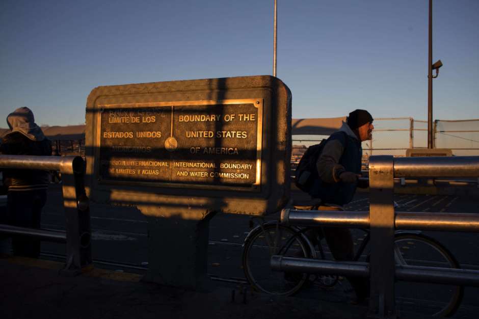 La gente camina hacia EEUU en el puente internacional El Paso del Norte en Ciudad Juárez.