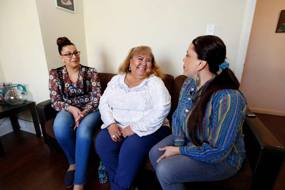 03/03/17 /LOS ANGELES/ Micaela Duarte, a former homeless woman who spent days in the street with her young son, speaks to Michelle Solis (L) and Celina Alvarez (R) from Housing Works, from her new apartment in South Los Angeles. Micaela with her son, 14 year old Michael Carrillo, have a roof over their heads thanks to the help of Michelle Solis and Celina Alvarez from Housing Works. (Photo Aurelia Ventura/La Opinion)