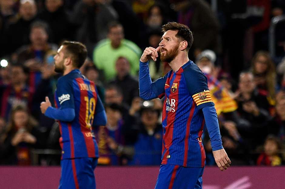 Lionel Messi festejó como haciendo una llamada por teléfono.