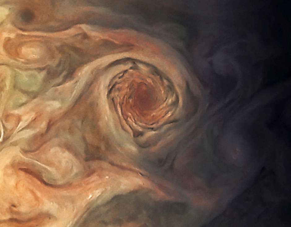 La sonda espacial Juno, que alcanzó la órbita de Júpiter en julio de 2016, captó esta otra tormenta en el planeta.