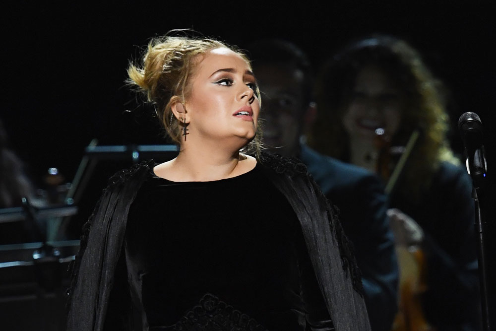 Captan a Adele con un ajustado outfit deportivo y sin maquillaje