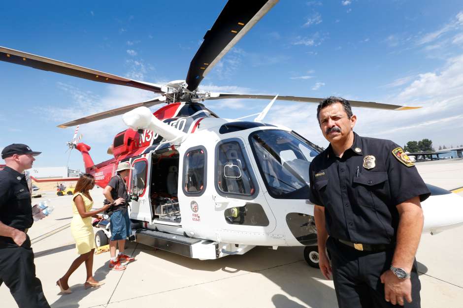 Ralph Terrazas, jefe del LAFD, durante el anuncio de la adquisición de estos helicópteros. (Aurelia Ventura/ La Opinion)