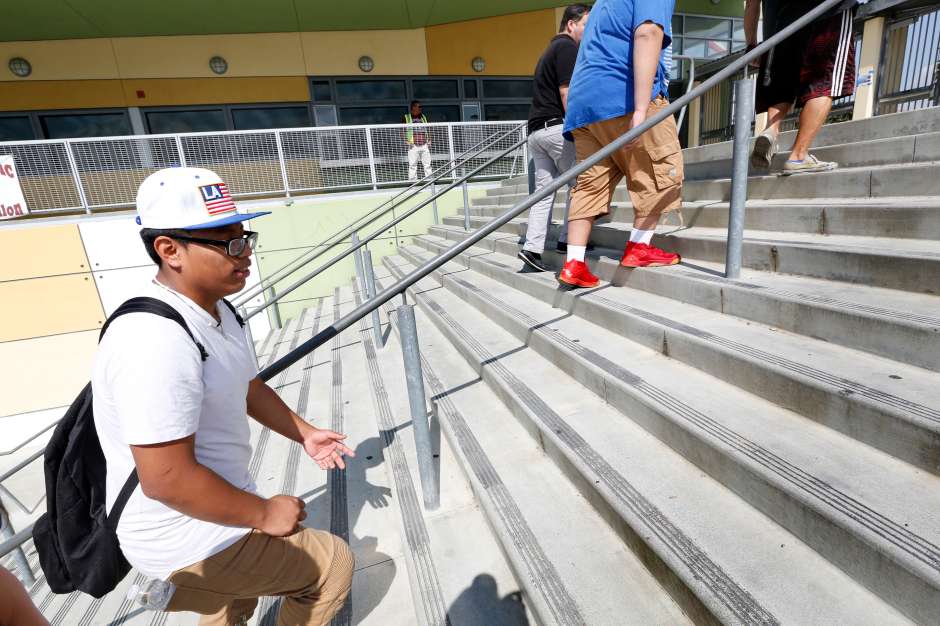 El joven guatemalteco, Antonio Velázquez, dice que debe trabajar para ayudar a su madre y eso le impide continuar sus estudios. (Aurelia Ventura/La Opinion)