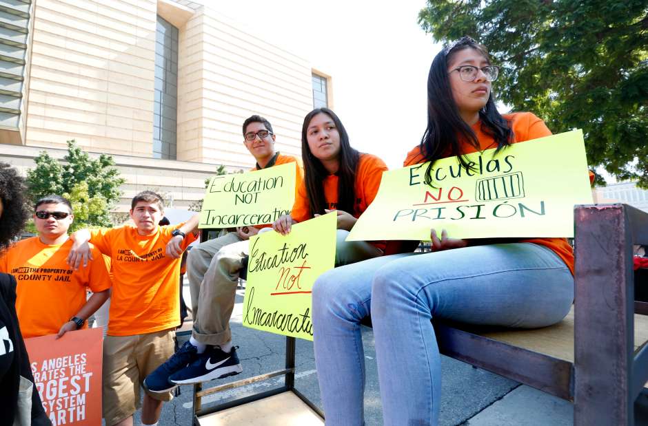 Manifestantes durante la protesta en el centro de Los Ángeles. (Aurelia Ventura/ La Opinion)