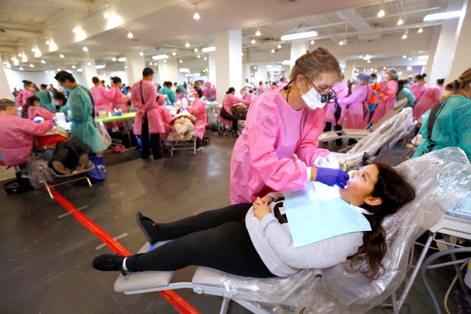 Personas reciben tratamiento dental en una megaclínica en Los Ángeles. (Aurelia Ventura/ La Opinion)