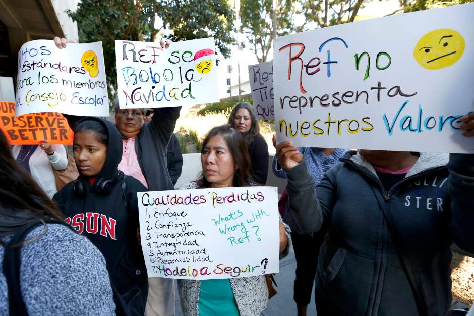 Varios padres se apostaron ayer a la entrada de la Corte Superior de Los Ángeles donde Rodríguez se presentó para una audiencia. (Aurelia Ventura/ La Opinion)