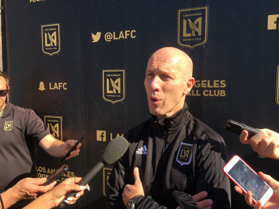 Bob Bradley, director técnico del LAFC, habla con los reporteros luego de la primera sesión de entrenamiento del equipo.