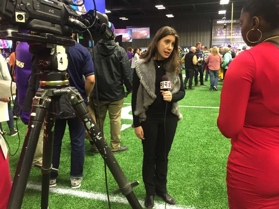 Anna Isaacson, vicepresidenta de Responsabilidad Social de la NFL, expresó su orgullo por ser parte de un tributo al servicio de los militares.