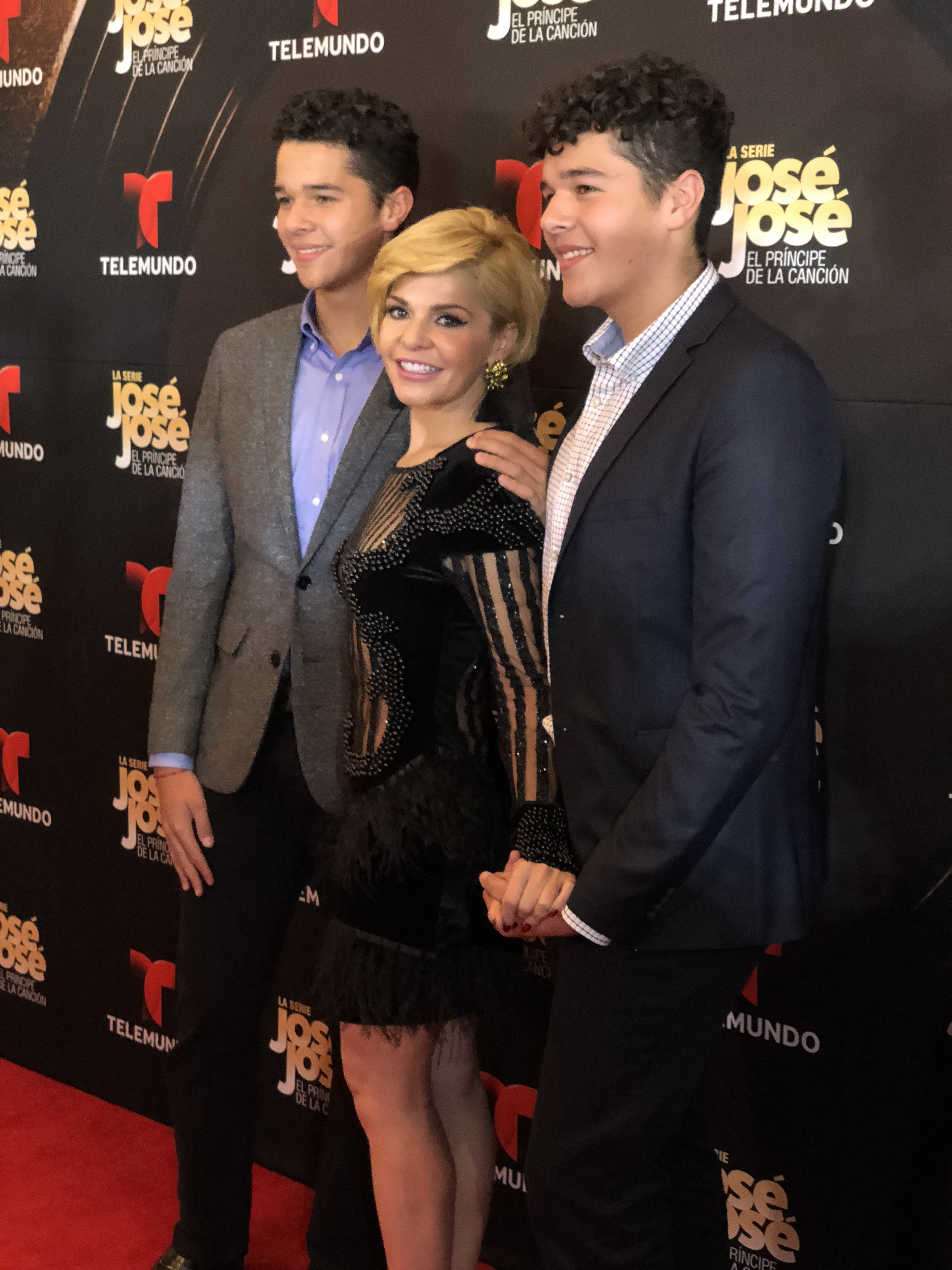 Itatí Cantoral y sus hijos durante la presentación de la serie de José José