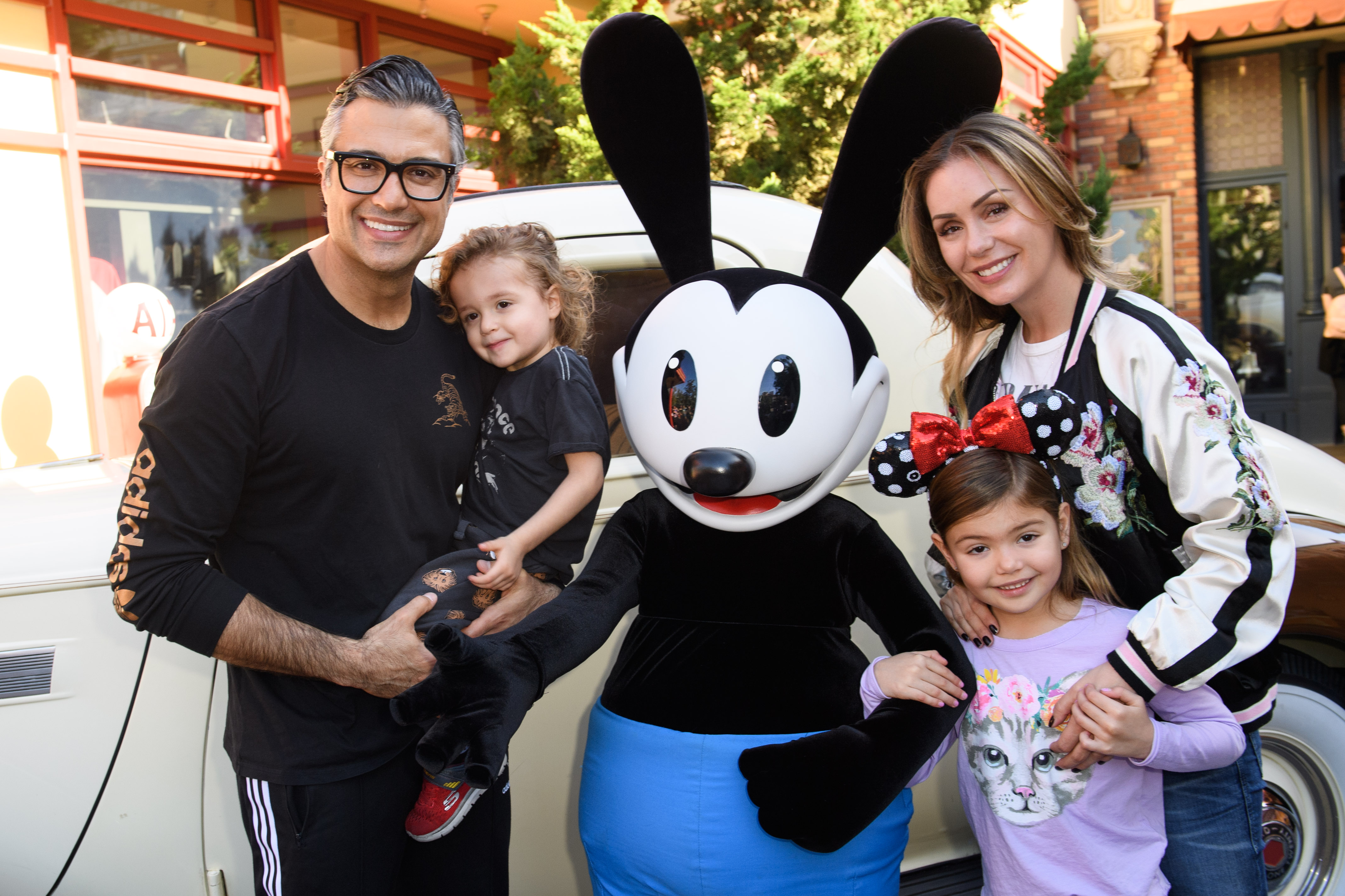 Jaime Camil pasó un día de diversión en el Disneyland Resort