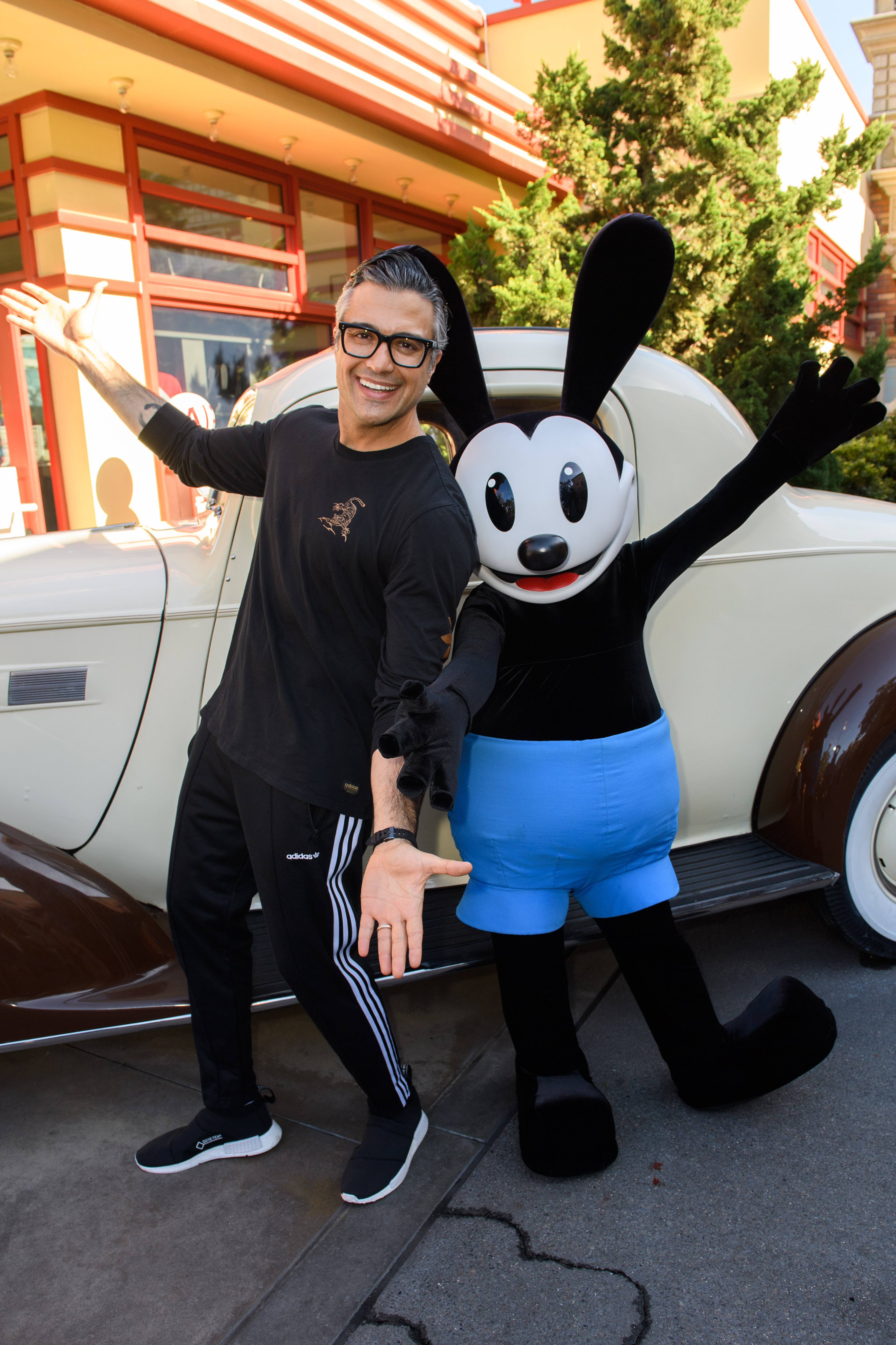 Jaime Camil pasó un día de diversión en el Disneyland Resort