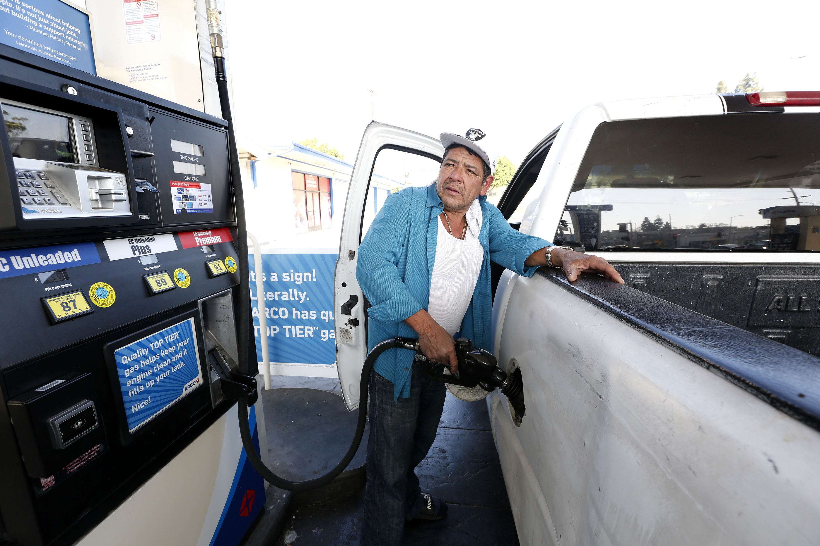 02/05/18 / LOS ANGELES/Motorist Mario Ramos discusses gas prices in the Los Angeles area while pumping gas. Motorists are being hit with a double whammy as wholesale oil prices around the world went up just as the tax hit. The result for Los Angeles County has been a whopping 21-cent increase in average pump prices since this time last week, according to the Auto Club of Southern California. (Photo by Aurelia Ventura/La Opinion)