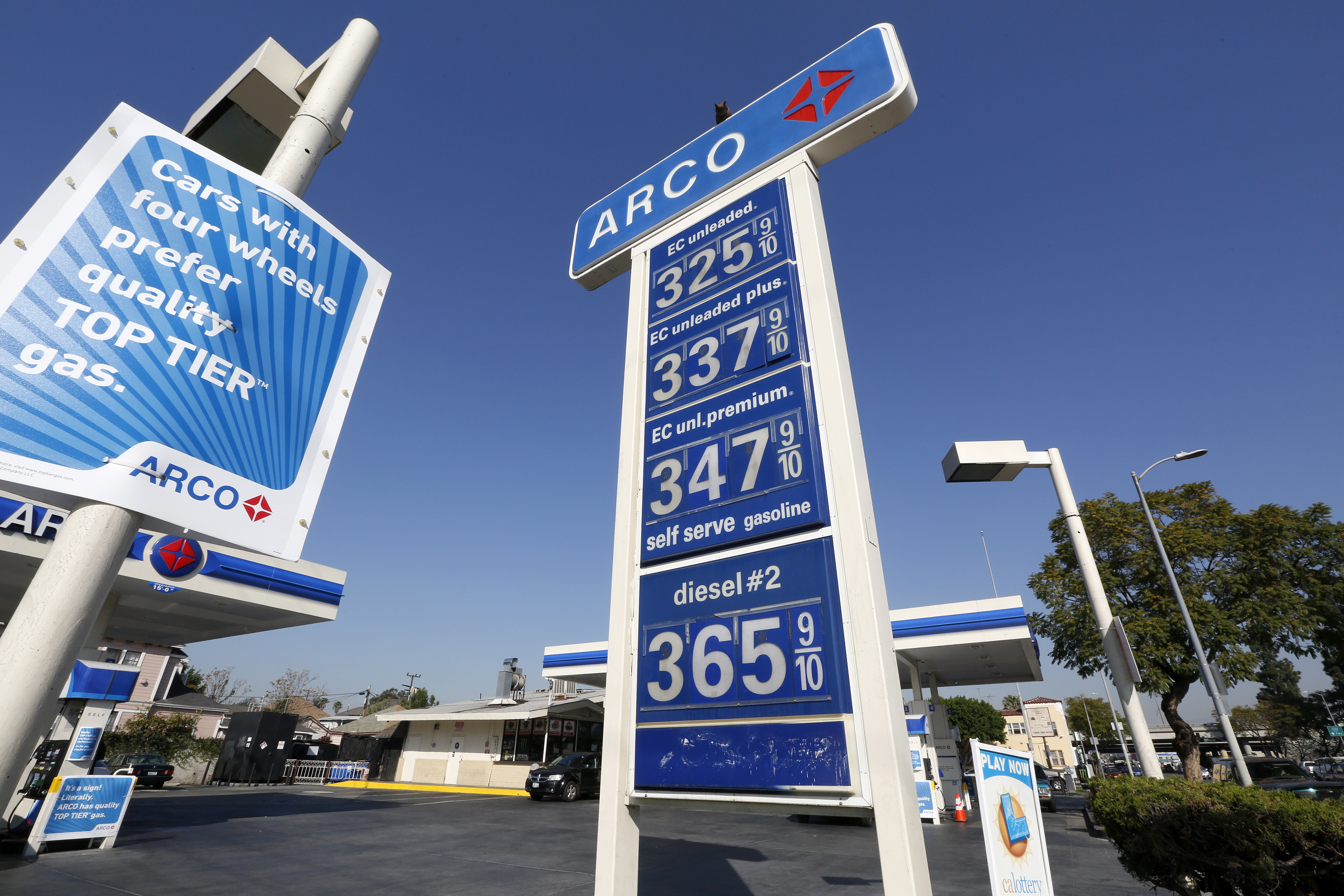 02/05/18 / LOS ANGELES/Gas prices in the Los Angeles area are skyrocketing. Motorists are being hit with a double whammy as wholesale oil prices around the world went up just as the tax hit. The result for Los Angeles County has been a whopping 21-cent increase in average pump prices since this time last week, according to the Auto Club of Southern California. (Photo by Aurelia Ventura/La Opinion)