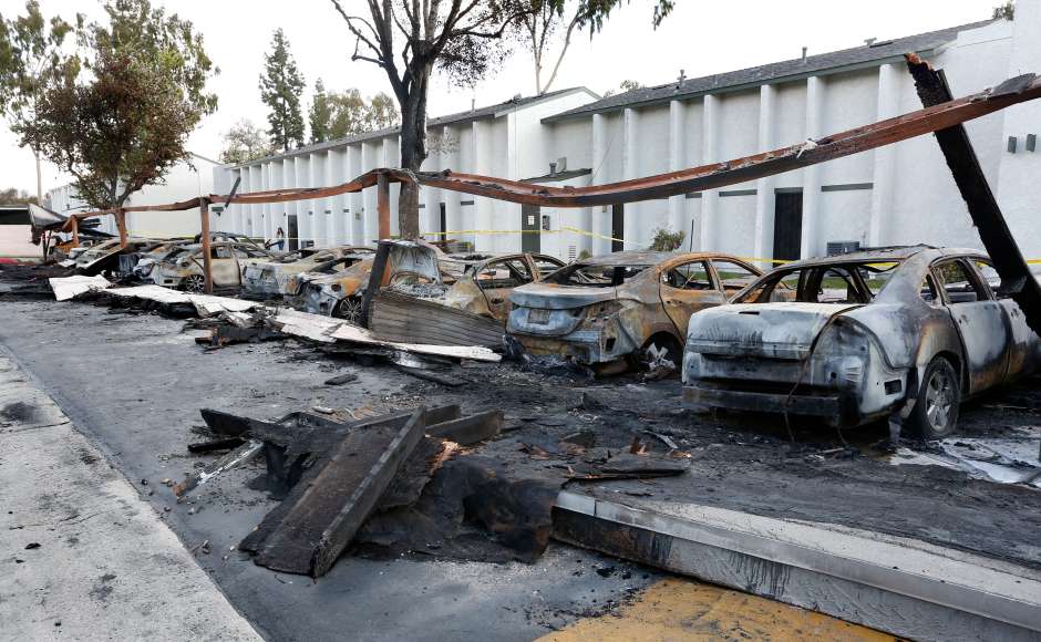 Una estela de destrucción es lo que quedó en el estacionamiento del complejo de apartamentos. (Aurelia Ventura/La Opinion)