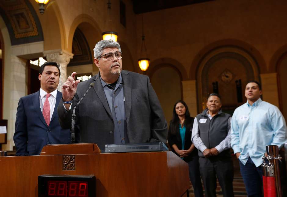 José Estrada al recibir el reconocimiento en el Ayuntamiento. (Aurelia Ventura/La Opinion)