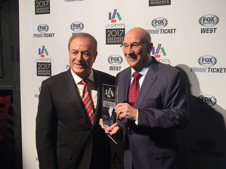 Bob Miller (der.), la voz de Los Angeles Kings durante 44 años, posa con su premio al mérito de por vida junto al también legendario cronista Al Michaels, durante la entrega de premios a lo mejor del deporte de Los Ángeles de 2017.