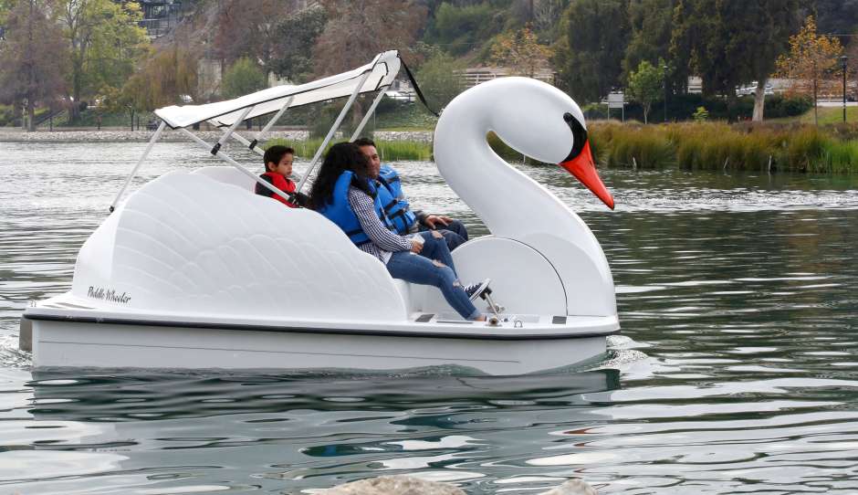 Enormes botes se deslizan en el lago de Echo Park. (Aurelia Ventura/La Opinion)