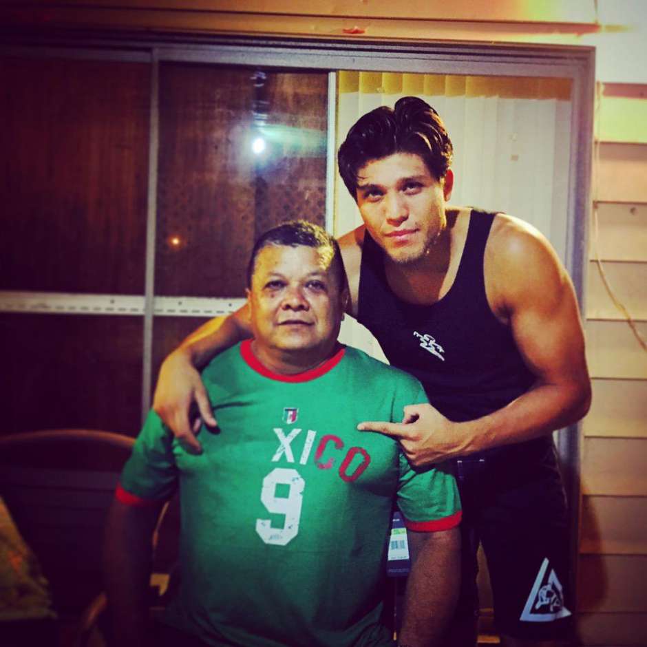 Brian y su padre, Martín Ortega, con quien rompió el hielo tras convertirse en peleador