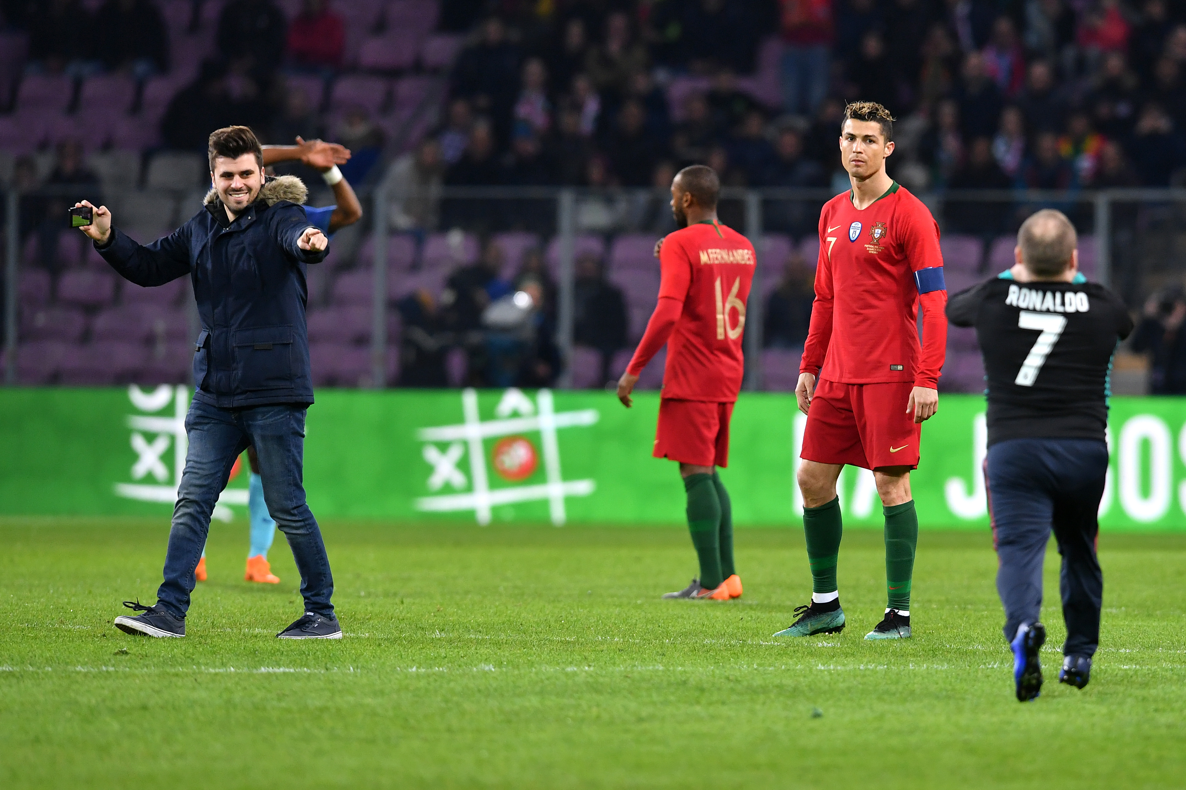 Video: Hombre le planta un beso a Cristiano Ronaldo durante partido - La  Opinión