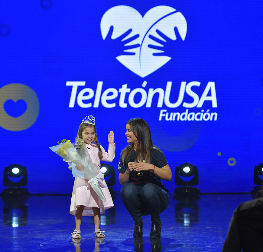 Clarissa Molina con una de las niñas de Teletón USA