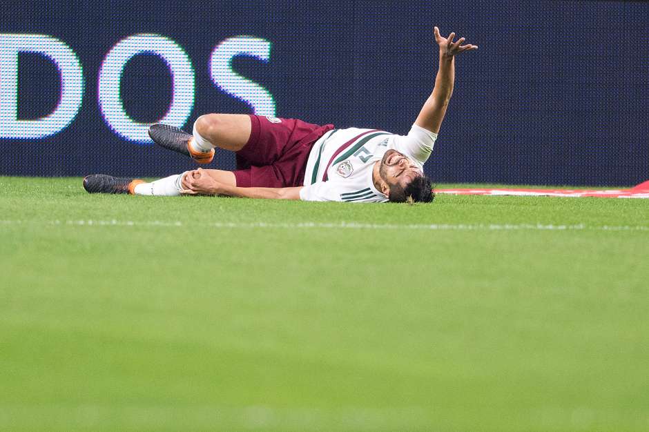 Néstor Araujo sufrió una lesión en la rodilla en el amistoso entre México y Croacia